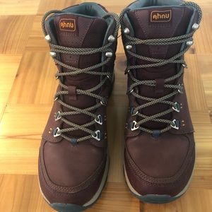Teva Montera III Hiking Boot in Wine Nubuck. Great condition and gently worn.